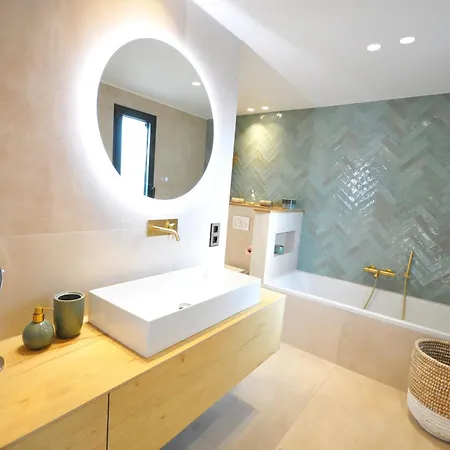 Villa Contemporary Sea View Near