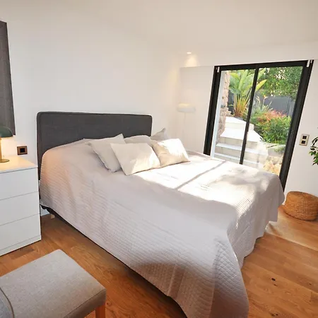 Villa Contemporary Sea View Near